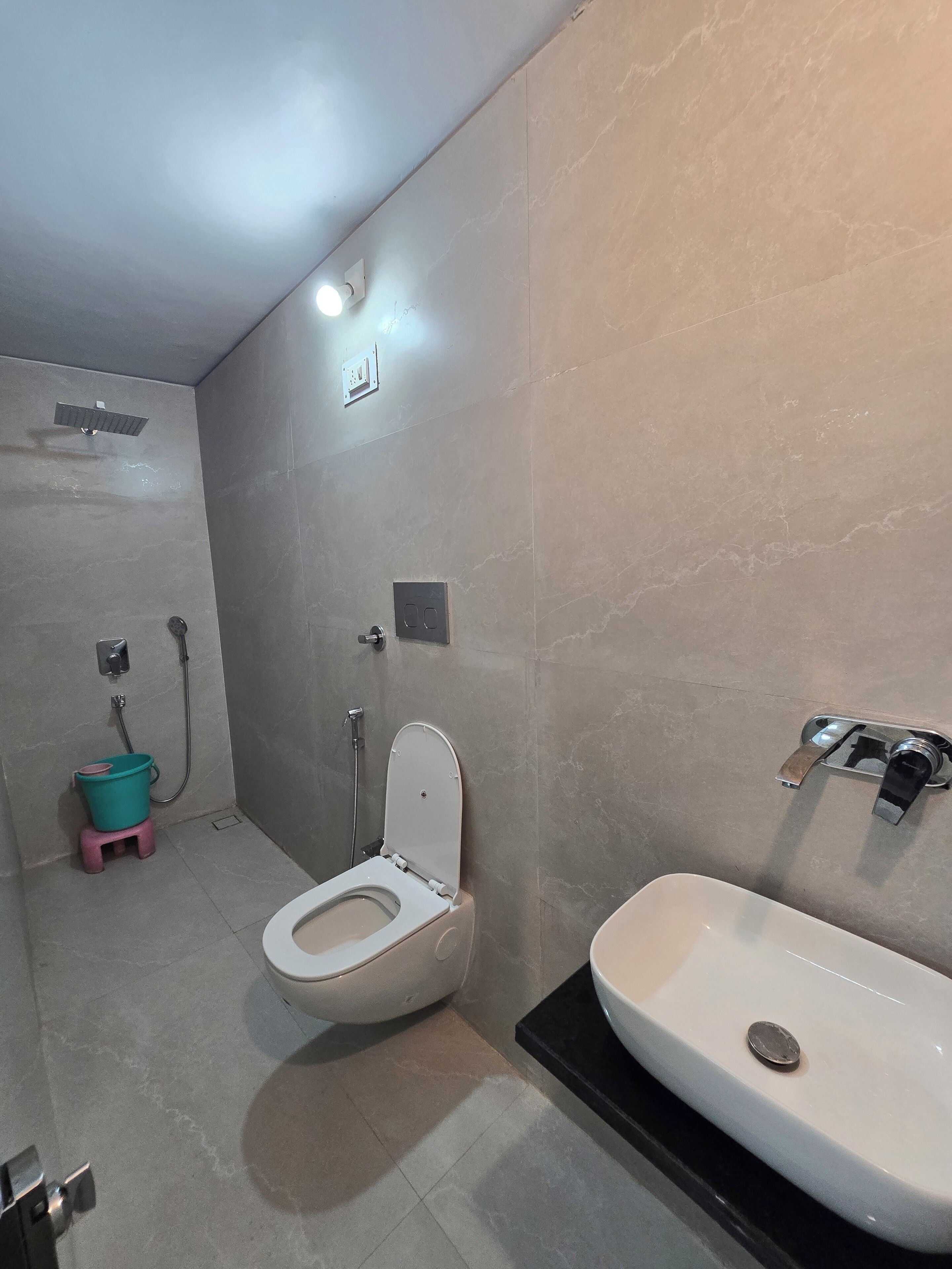 Economy vierpersoonskamer, meerdere bedden, privébadkamer, op benedenverdieping | Badkamer | Gratis toiletartikelen, een haardroger, pantoffels, handdoeken