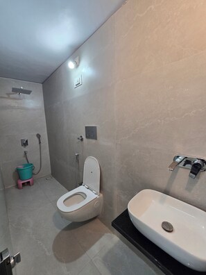 Economy vierpersoonskamer, meerdere bedden, privébadkamer, op benedenverdieping | Badkamer | Gratis toiletartikelen, een haardroger, pantoffels, handdoeken