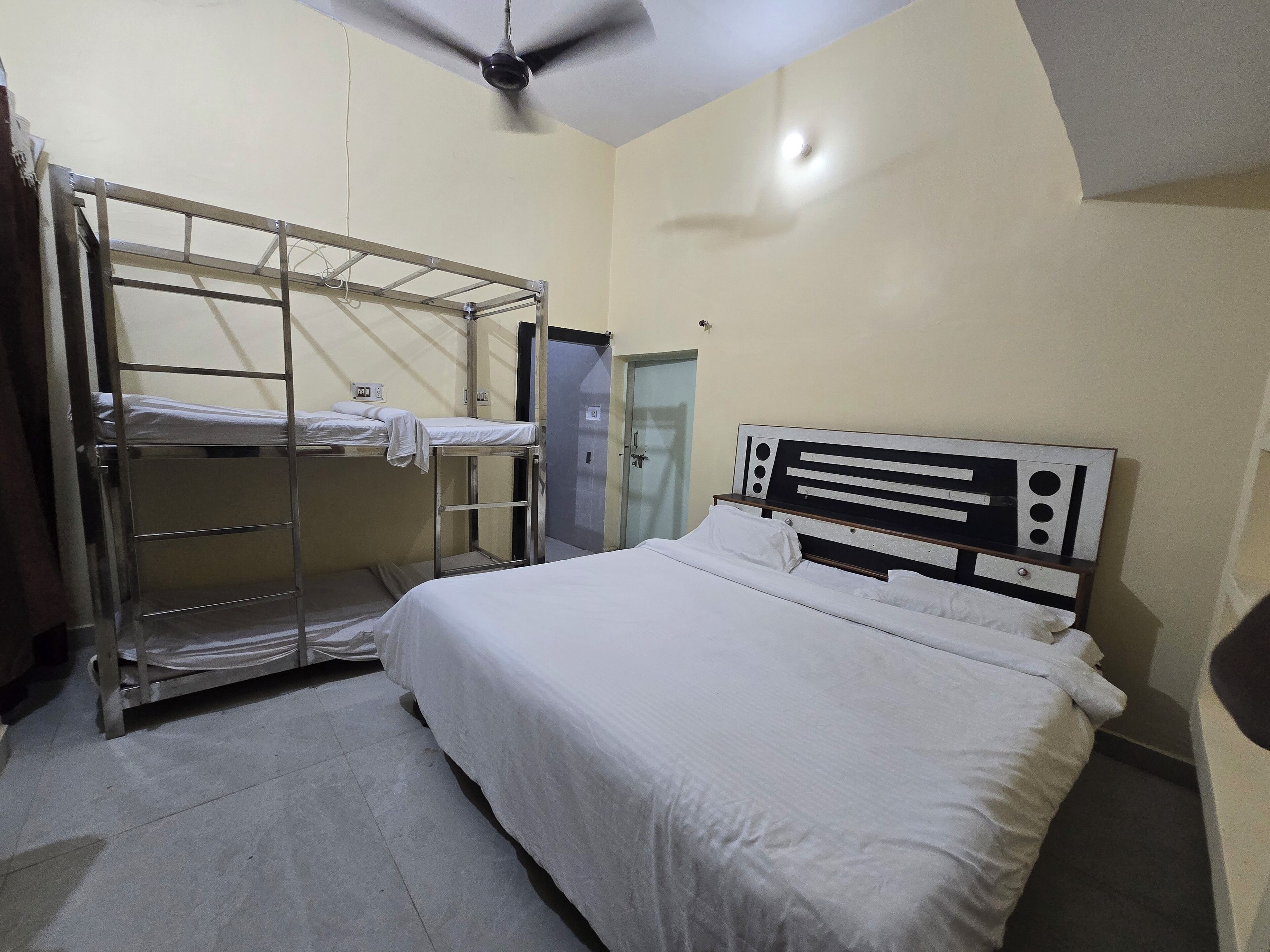 Iron/ironing board, free WiFi, bed sheets