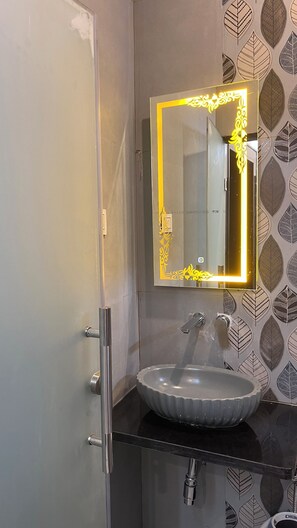 バスアメニティ (無料)、ヘアドライヤー、スリッパ、タオル