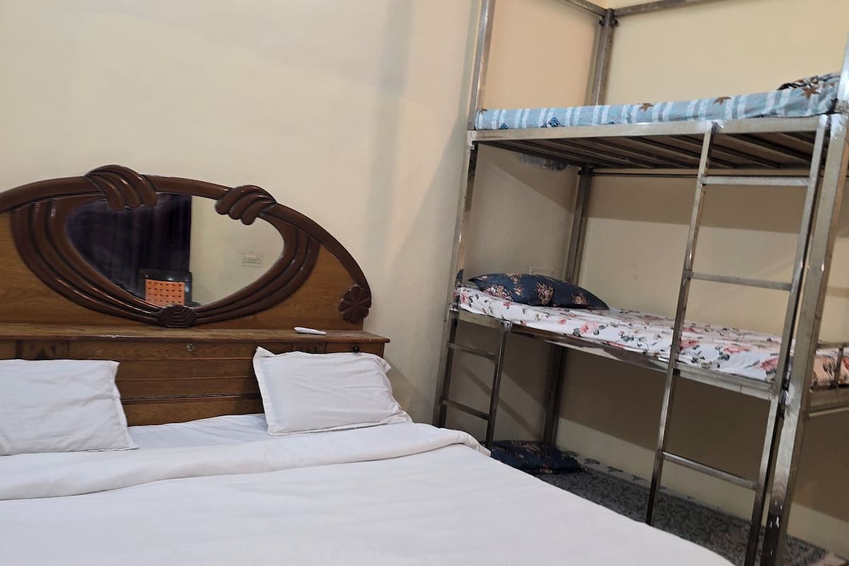 Deluxe vierpersoonskamer, meerdere bedden, airconditioning, op benedenverdieping | Een strijkplank/strijkijzer, gratis wifi, rolstoeltoegankelijk