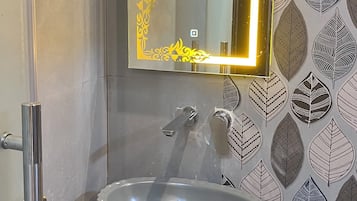 Kostenlose Toilettenartikel, Haartrockner, Hausschuhe, Handtücher