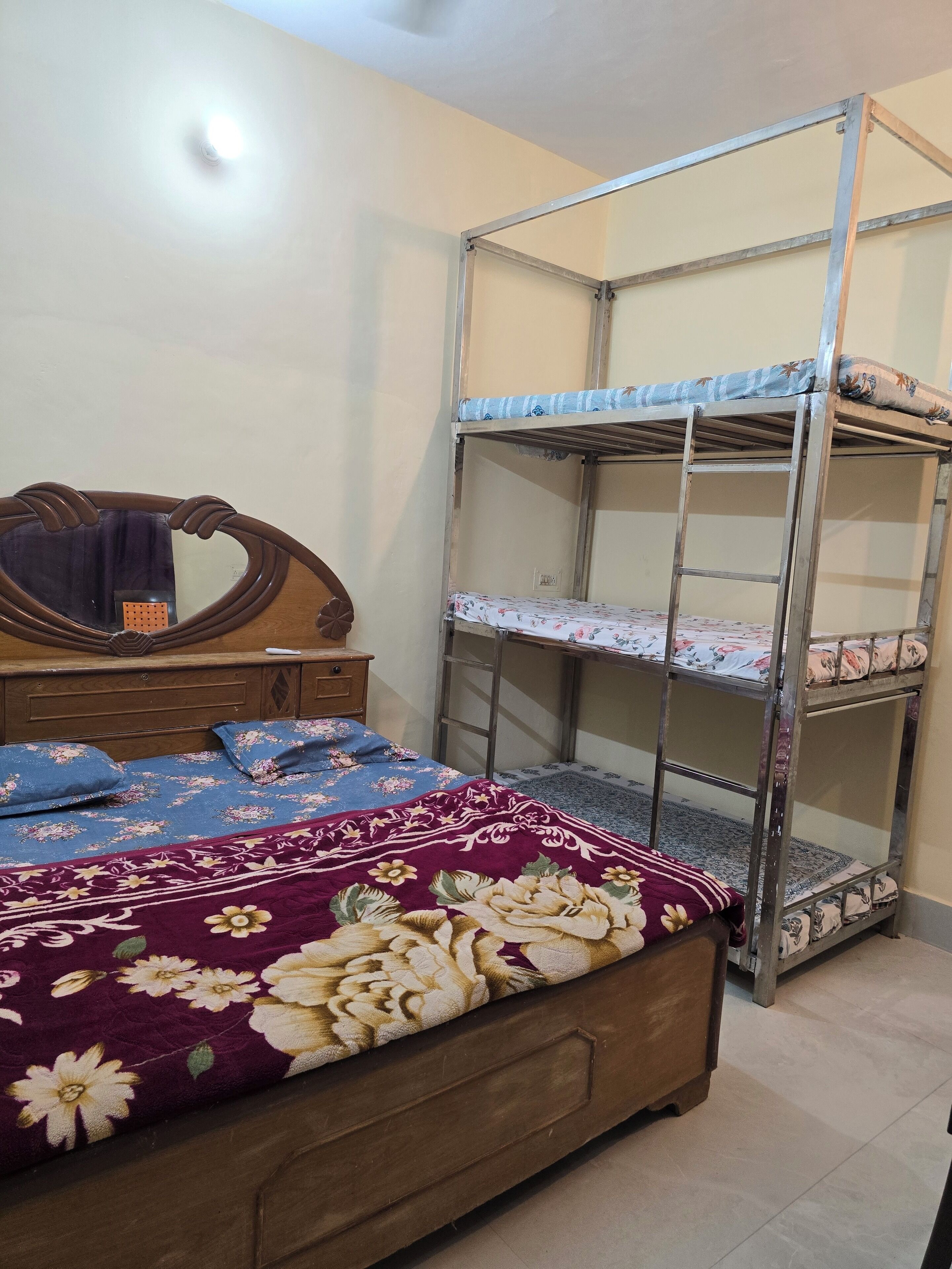 Economy vierpersoonskamer, meerdere bedden, privébadkamer, op benedenverdieping | Een strijkplank/strijkijzer, gratis wifi, rolstoeltoegankelijk