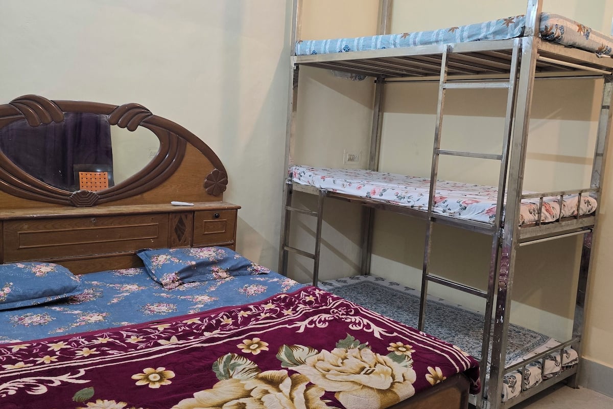 Economy vierpersoonskamer, meerdere bedden, privébadkamer, op benedenverdieping | Een strijkplank/strijkijzer, gratis wifi, rolstoeltoegankelijk