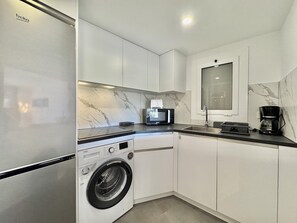 Fridge, microwave, dishwasher, coffee/tea maker - Apartment with terrace and parking in Almadrava, Roses (Roses)