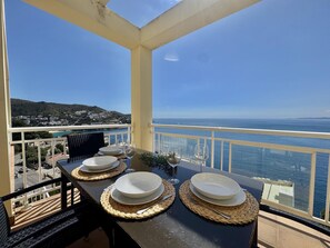 Outdoor dining - Apartment in Roses with pool, WiFi, air conditioning, and parking, close to beach (Roses)