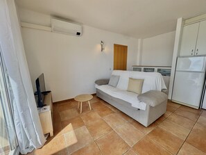 TV - Apartment in Roses with pool, WiFi, air conditioning, and parking, close to beach (Roses)