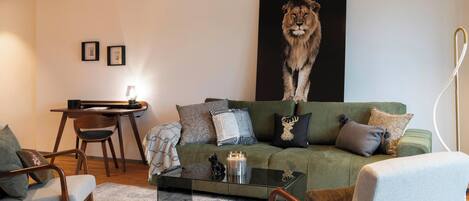 Una televisión, una chimenea