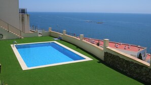 A rooftop pool with a clear view of the sea. - Apartment with terrace near the beach in Roses (Roses)
