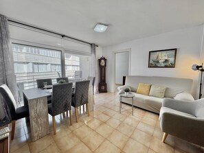 TV - Spacious 3-bedroom apartment in central Roses, close to beach (Roses)