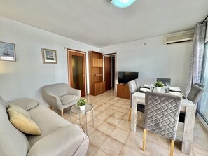 TV - Spacious 3-bedroom apartment in central Roses, close to beach (Roses)