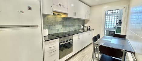 Kühlschrank, Mikrowelle, Ofen, Wasserkocher mit Kaffee-/Teezubehör