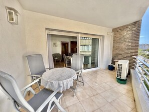 Outdoor dining - Spacious 3-bedroom apartment in central Roses, close to beach (Roses)