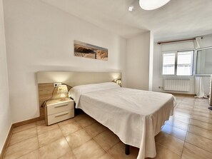 3 bedrooms - Spacious 3-bedroom apartment in central Roses, close to beach (Roses)