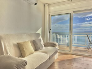 TV - Beautiful apartment with pool, WiFi and parking, 10 min from the beach (Roses)
