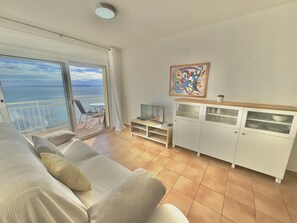 1 bedroom, free WiFi - Beautiful apartment with pool, WiFi and parking, 10 min from the beach (Roses)