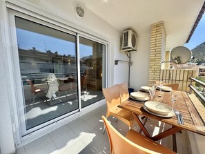 Outdoor dining - Lovely 1BR apt, terrace, parking, AC and wifi in Roses, 300m from the beach (Roses)