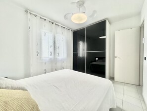 1 bedroom, free WiFi - Lovely 1BR apt, terrace, parking, AC and wifi in Roses, 300m from the beach (Roses)