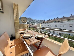 Outdoor dining - Lovely 1BR apt, terrace, parking, AC and wifi in Roses, 300m from the beach (Roses)