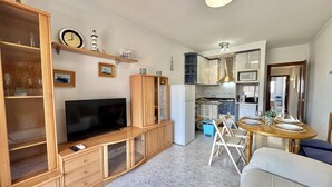Living area - Charming Apartment in Central Roses, 400m from Beach with Private Parking and Wi-Fi (Roses)