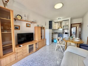 TV - Charming Apartment in Central Roses, 400m from Beach with Private Parking and Wi-Fi (Roses)