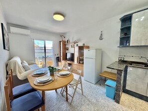 Dining - Charming Apartment in Central Roses, 400m from Beach with Private Parking and Wi-Fi (Roses)