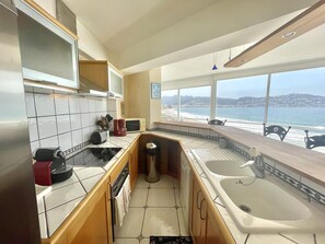 Fridge, microwave, oven, dishwasher - Beautiful 3-bedroom apartment with AC, parking, and Wifi in Roses (Roses)