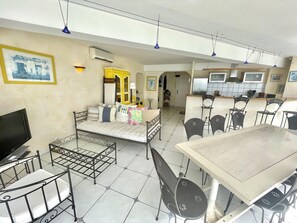 Interior - Beautiful 3-bedroom apartment with AC, parking, and Wifi in Roses (Roses)