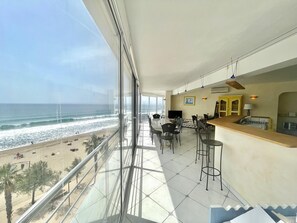 Outdoor dining - Beautiful 3-bedroom apartment with AC, parking, and Wifi in Roses (Roses)