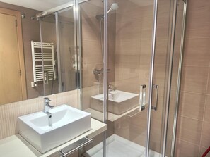 Bathroom - Spacious Apartment in Central Roses, 650m from Beach, with Terrace & Private Parking (Roses)
