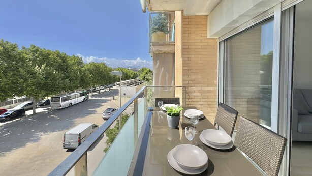 Outdoor dining - Spacious Apartment in Central Roses, 650m from Beach, with Terrace & Private Parking (Roses)
