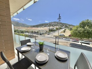 Outdoor dining - Spacious Apartment in Central Roses, 650m from Beach, with Terrace & Private Parking (Roses)