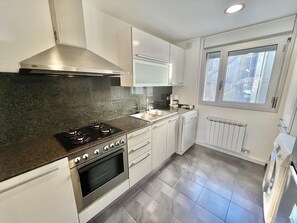 Fridge, microwave, oven, dishwasher - Spacious Apartment in Central Roses, 650m from Beach, with Terrace & Private Parking (Roses)
