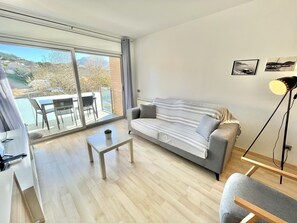 TV - Spacious Apartment in Central Roses, 650m from Beach, with Terrace & Private Parking (Roses)