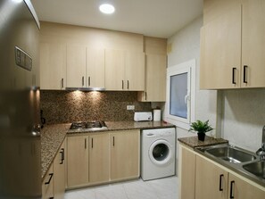 Fridge, microwave, coffee/tea maker, toaster - Spacious 3-Bed Apt in Roses Center, 250m to Beach, WiFi, A/C, French TV (Roses)