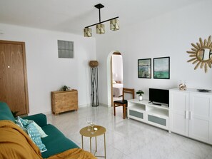 TV - Spacious 3-Bed Apt in Roses Center, 250m to Beach, WiFi, A/C, French TV (Roses)