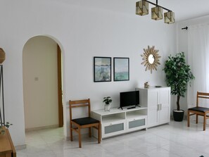 Interior - Spacious 3-Bed Apt in Roses Center, 250m to Beach, WiFi, A/C, French TV (Roses)