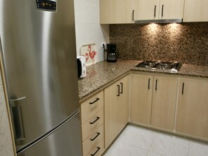 Fridge, microwave, coffee/tea maker, toaster - Spacious 3-Bed Apt in Roses Center, 250m to Beach, WiFi, A/C, French TV (Roses)
