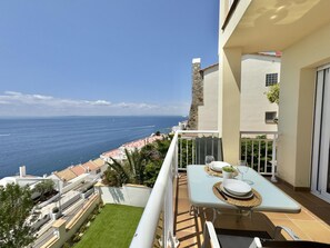 Outdoor dining - Beautiful apartment with pool, air conditioning, and parking 700m from Roses beach (Roses)