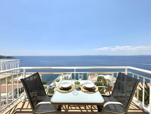 Outdoor dining - Beautiful apartment with pool, air conditioning, and parking 700m from Roses beach (Roses)