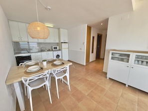 Dining - Beautiful apartment with pool, air conditioning, and parking 700m from Roses beach (Roses)
