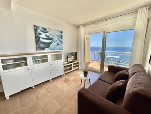 TV - Beautiful apartment with pool, air conditioning, and parking 700m from Roses beach (Roses)