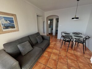 TV - Bright Roses apartment with parking, near Canyelles beach (Roses)