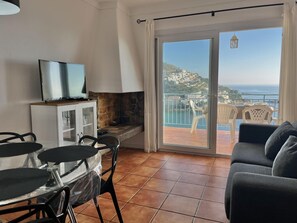 TV - Bright Roses apartment with parking, near Canyelles beach (Roses)