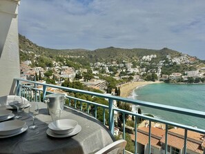Outdoor dining - Bright Roses apartment with parking, near Canyelles beach (Roses)