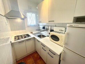 Coffee/tea maker, fridge, microwave, toaster - Bright Roses apartment with parking, near Canyelles beach (Roses)
