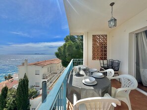 Outdoor dining - Bright Roses apartment with parking, near Canyelles beach (Roses)