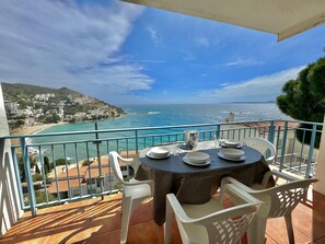 Outdoor dining - Bright Roses apartment with parking, near Canyelles beach (Roses)