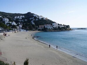 Beach - Beautiful apartment with pool, WiFi, AC and parking 700m from beach (Roses)