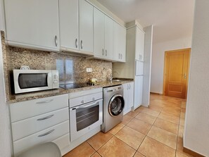 Kühlschrank, Mikrowelle, Ofen, Wasserkocher mit Kaffee-/Teezubehör